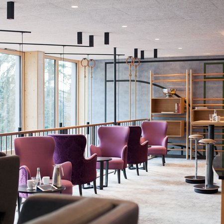 Coworking Space mit Regalen