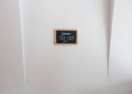 Treppenhaus mit Zimmertafel