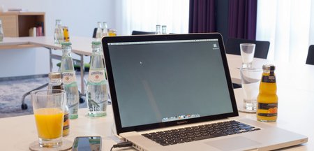 Tagungsraum mit Getränken