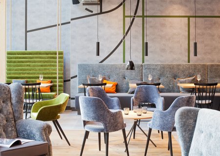 Restaurant mit grüner Sitzbank