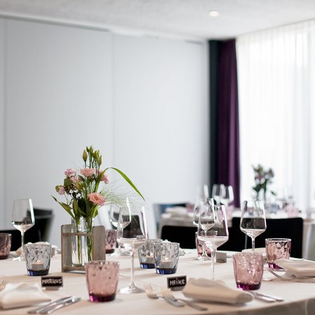 Feiern am gedeckten Tisch